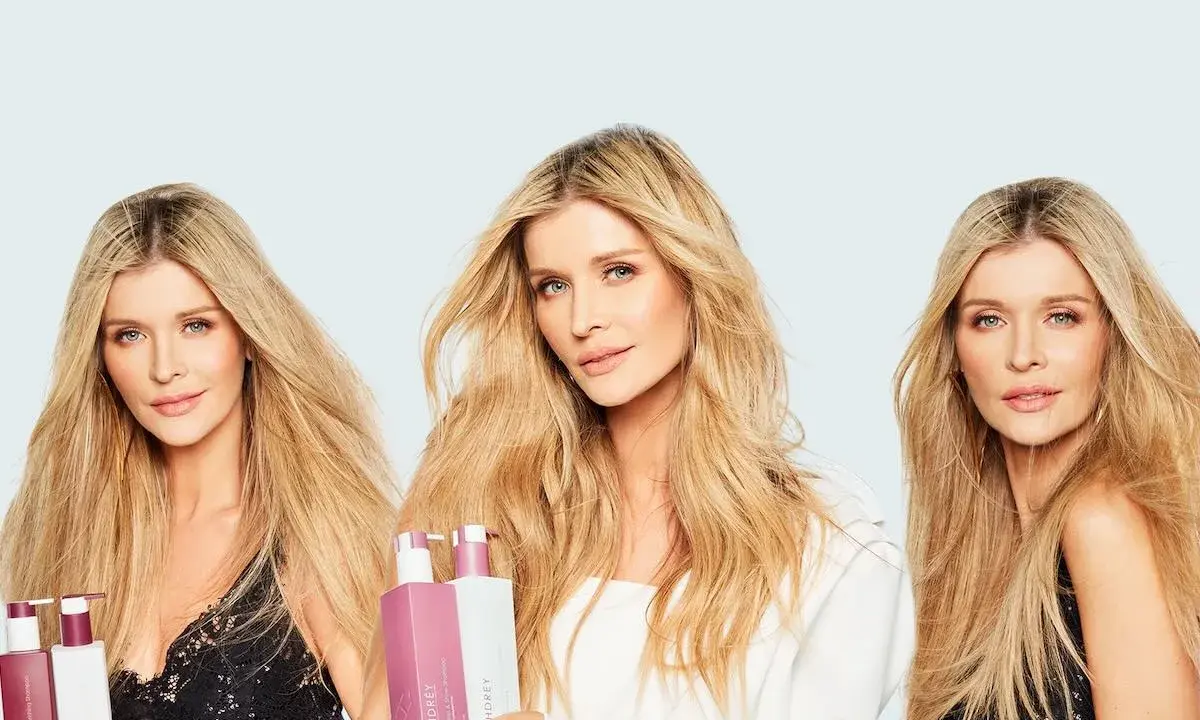 Trzy kobiety z blond włosami prezentują odżywki do włosów. Dowiedz się, jak używać odżywki do włosów dla efektu lśniących i zdrowych pasm.