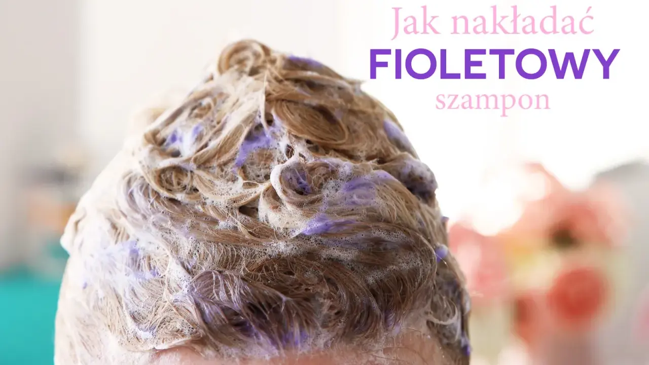 Fioletowy szampon na suchych włosach tworzy pianę, która nawilża i odżywia.