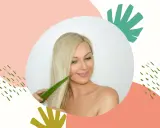 Blondynka z uśmiechem przykłada liść aloesu do swoich lśniących włosów, odkrywając jego pielęgnacyjne właściwości.