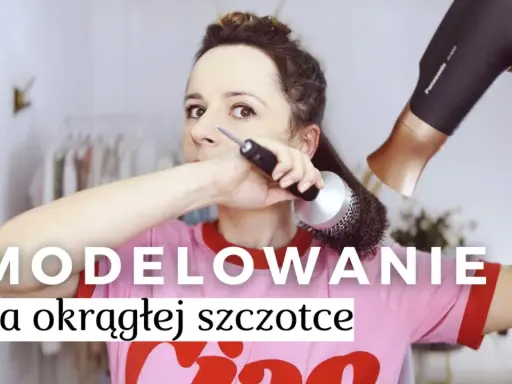 Kobieta modeluje włosy na okrągłej szczotce, używając suszarki. Efekt: włosy na szczotkę!