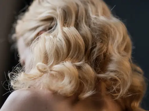 Piękne, blond fale na włosach. Dowiedz się, jak zrobić fale na włosach, by uzyskać taki efekt.