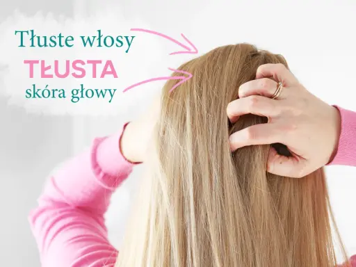 Dłonie w blond włosach, wskazujące na przetłuszczające się włosy u nasady i tłustą skórę głowy.