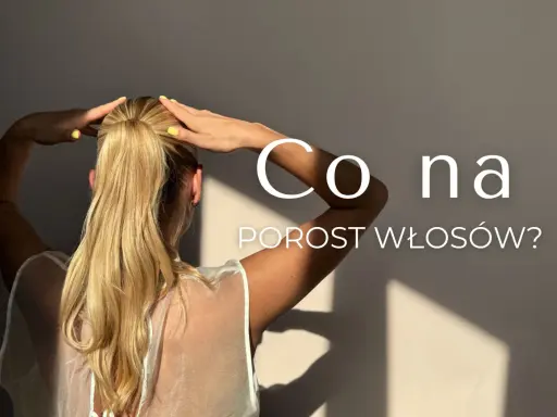 Kobieta z blond kucykiem i żółtym lakierem do paznokci zastanawia się, co na porost włosów.