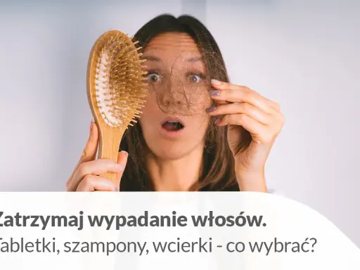 Zaskoczona kobieta trzyma szczotkę z garścią wypadających włosów. Dowiedz się, jak wzmocnić wypadające włosy i co wybrać: tabletki, szampony czy wcierki.