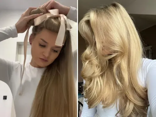 Blondynka z falowanymi włosami po trwałej układa je za pomocą wstążki. Efekt: bujne loki.