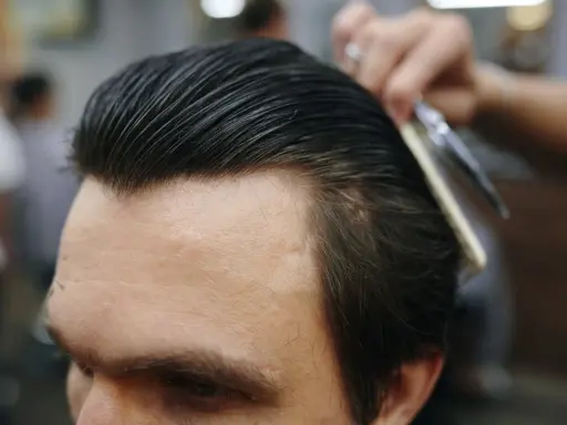 Profesjonalny styling włosów: grzebień i nożyczki w akcji, tworząc idealną fryzurę.