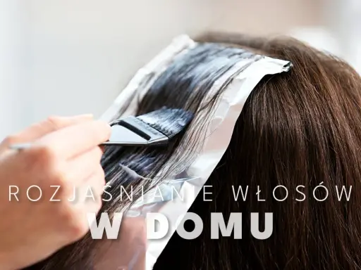 Profesjonalne rozjaśnianie czarnych włosów w domu. Pędzel nakłada rozjaśniacz na pasma owinięte folią.