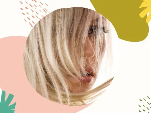 Blond włosy, które wyglądają na suche po farbowaniu, opadają na twarz kobiety. Tło ozdobione jest abstrakcyjnymi kształtami.